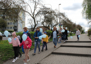 Niebieski przemarsz ulicą Piastowską