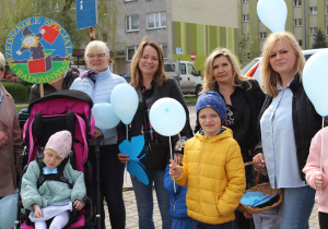 Dzieci wręczają papierowe motylki mieszkańcom Radomska