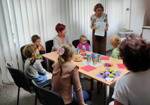 P. Iwonka zadaje quizowe pytania dotyczące poznanych bajek