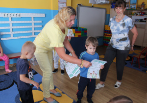 Rozdanie certyfikatów - na zdjęciu Boguś z p. Agnieszką i p. Ulą