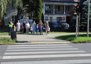 Nabywanie praktycznych umiejętności przechodzenia przez ulicę z sygnalizacją świetlną - na zdjęciu uczestnicy zajęcia