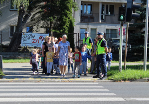 Nabywanie praktycznych umiejętności przechodzenia przez ulicę z sygnalizacją świetlną - na zdjęciu uczestnicy zajęcia