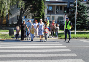 Nabywanie praktycznych umiejętności przechodzenia przez ulicę z sygnalizacją świetlną - na zdjęciu uczestnicy zajęcia