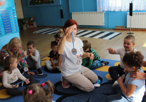 Pani Ula rozdaje dzieciom Odznaki bezpiecznego przedszkolaka