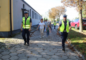 W drodze na pobliskie przejście dla pieszych - na zdjęciu uczestnicy zajęcia