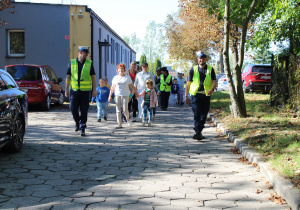 W drodze na pobliskie przejście dla pieszych - na zdjęciu uczestnicy zajęcia