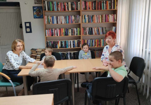 Pażdziernikowe czytanie Bajek-Pomagajek w bibliotece