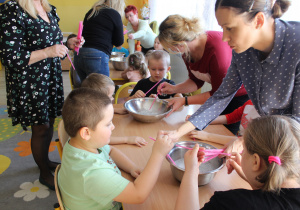 Zabawy z pianą - na zdjęciu przedszkolaki wraz z Paniami