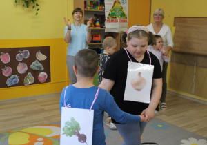 Zabawa muzyczno - ruchowa - na zdjęciu Natalia z Krzysiem