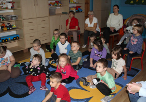 Przedszkolaki w trakcie oglądania bajki edukacyjnej