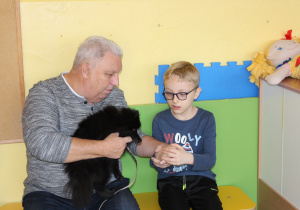 Pan Andrzej oswaja Kacpra z pieskiem