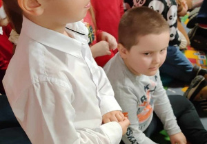 Mikołaj i Wiktorek oglądają przedstawienie