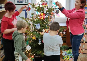Przedszkolaki ubierają choinkę 1