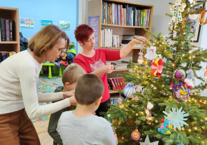 Przedszkolaki ubierają choinkę 2