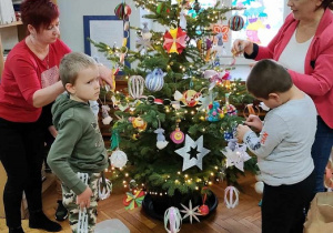 Przedszkolaki ubierają choinkę 3