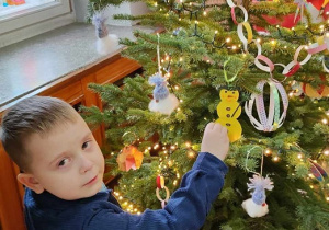 Jarek pięknie stroi choinkę