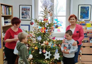 Dzieci i Panie prezentują gotową choinkę