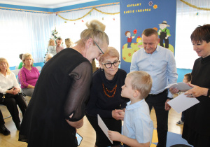 Wnuczęta wręczają Babciom i Dziadkom laurki