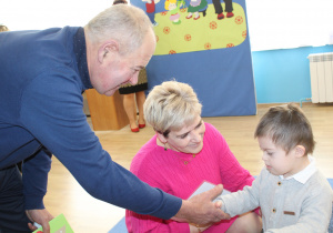 Wnuczęta wręczają Babciom i Dziadkom laurki