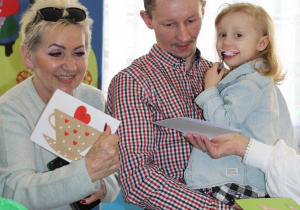 Wnuczęta wręczają Babciom i Dziadkom laurki