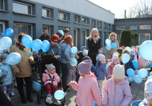 Zbiórka przy PP 10, powitanie uczestników Niebieskiego Spaceruu
