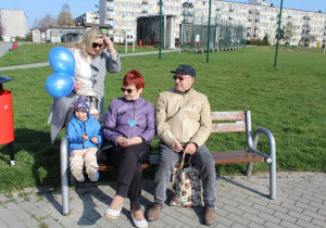 Wiktor z p.Anią wręcza serduszka mieszkańcom Radomska