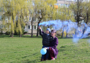 Symboliczne zapalenie niebieskiej racy dymnej