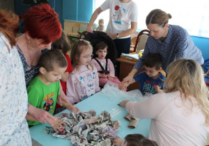 Dzieci wykonują pracę plastyczną 2