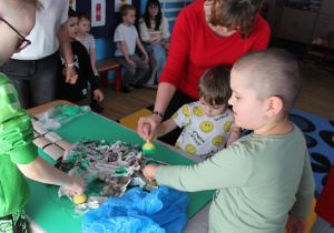 Dzieci wykonują pracę plastyczną 9