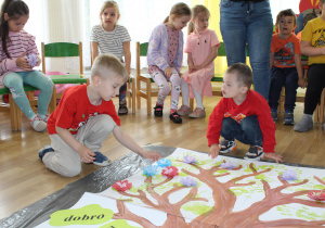 Antoś podczas tworzenia "drzewka przyjaźni"