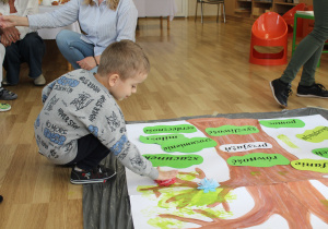 Boguś podczas tworzenia "drzewka przyjaźni"