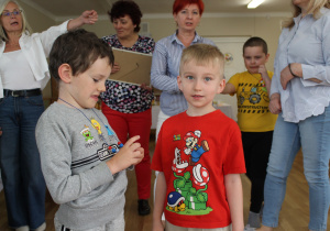 Kuba otrzymuje pamiątkowe serduszko od kolegi z PP Nr 6