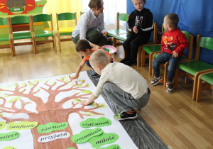 Kacper i Wiktor "malują" listki na "drzewku przyjaźni"