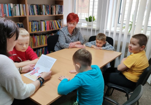 Majowe czytanie Bajek-Pomagajek w bibliotece 4