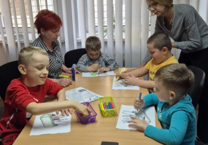 Majowe czytanie Bajek-Pomagajek w bibliotece 5