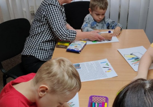 Majowe czytanie Bajek-Pomagajek w bibliotece 6