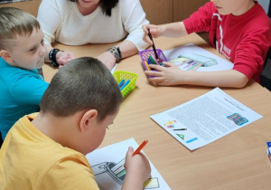 Majowe czytanie Bajek-Pomagajek w bibliotece 7