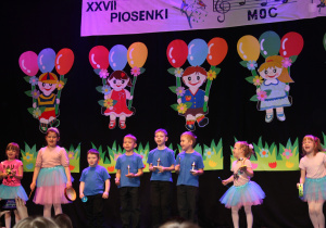 XXVII Festiwal Piosenki Dzieci Niepełnosprawnych - występ dzieci z zaprzyjaźnionych przedszkoli