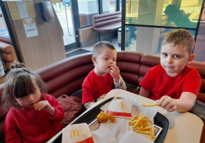 Wizyta w McDonald"s - na zdjęciu Marysia, Antoś i Yaroslav