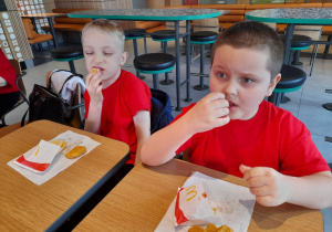 Wizyta w McDonald"s - na zdjęciu Mikołaj i Kacper
