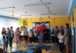 Dla Ciebie Mamo - na zdjęciu przedszkolaki wraz z Paniami podczas części artystycznej