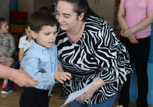 Dla Ciebie Mamo - na zdjęciu Mikołaj wręcza laurkę swojej mamie
