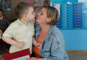 Dla Ciebie Mamo - na zdjęciu Yaroslav składa życzenia swojej mamie