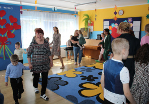 Dla Ciebie Mamo - na zdjęciu przedszkolaki wraz z Paniami podczas części artystycznej