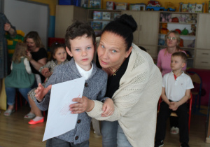 Dla Ciebie Mamo - na zdjęciu Kubuś wręcza laurkę swojej mamie