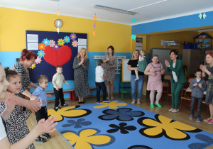 Dla Ciebie Mamo - na zdjęciu przedszkolaki wraz z Paniami podczas części artystycznej