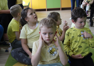 Na tropie zapylaczy - na zdjęciu przedszkolaki Julia, Oluś i Kubuś, w tle inne dzieci