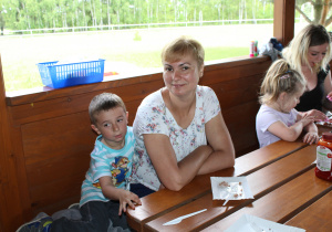 Piknikowy poczęstunek - na zdjęciu Wiktor z mamą