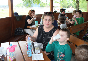Piknikowy poczęstunek - na zdjęciu Yaroslav z mamą