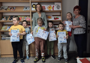 Przedszkolaki z paniami Iwonką i Anią prezentują dyplomy
